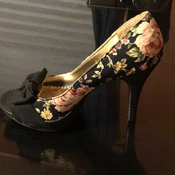 Rampage Heels - Picture 2 of 3